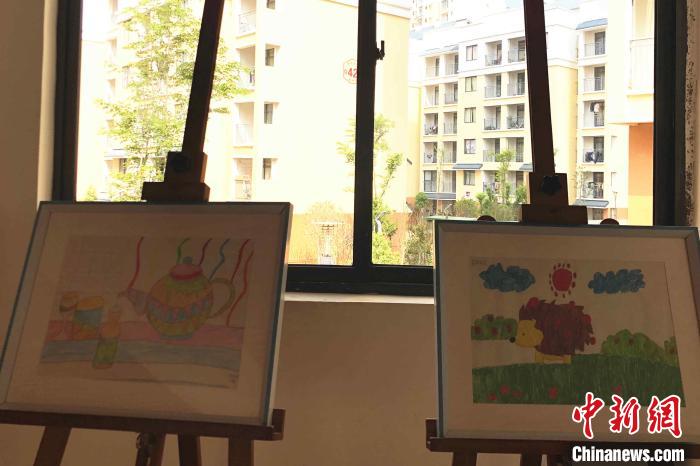 圖為會(huì)澤縣城易地扶貧搬遷點(diǎn)一所小學(xué)內(nèi)擺放著的學(xué)生畫作?！】姵?攝