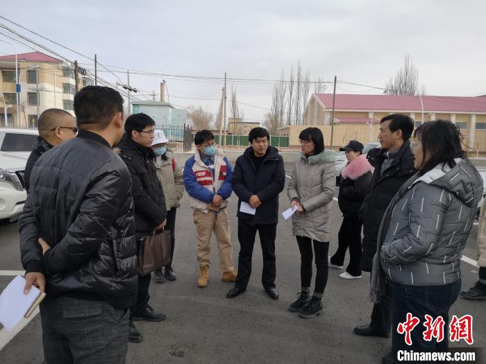 圖為青海大學(xué)工作人員正在現(xiàn)場考察該項目進行情況?！±罱瓕?攝