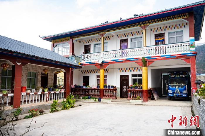 1月30日，嘎腰村，僜人苦梅夏自家的兩層樓房。<a target='_blank' ><p  align=