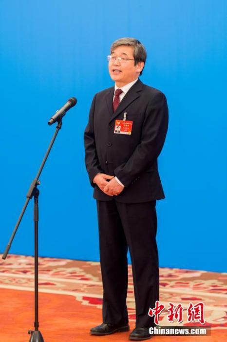 3月10日，全國政協(xié)十三屆四次會議第三場“委員通道”采訪活動在北京人民大會堂新聞發(fā)布廳舉行。圖為全國政協(xié)委員阿拉坦倉通過網(wǎng)絡視頻方式接受媒體采訪。<a target='_blank' ><p  align=