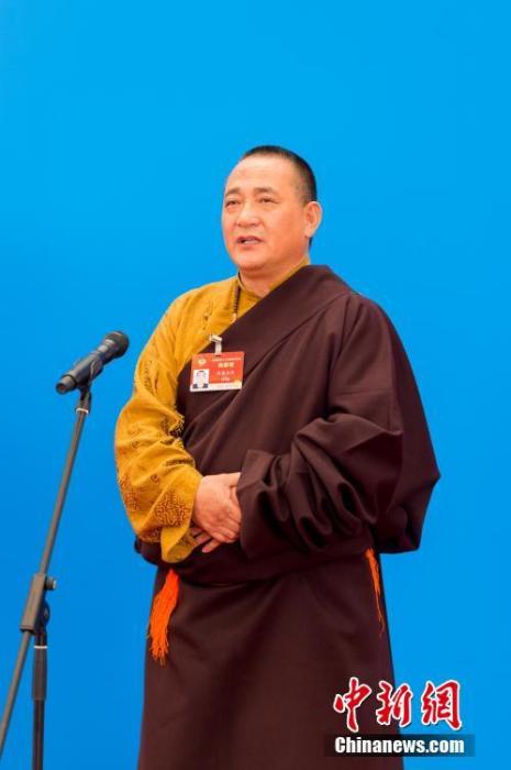 3月10日，全國政協(xié)十三屆四次會議第三場“委員通道”采訪活動在北京人民大會堂新聞發(fā)布廳舉行。圖為全國政協(xié)委員洛桑山丹通過網(wǎng)絡視頻方式接受媒體采訪。<a target='_blank' ><p  align=