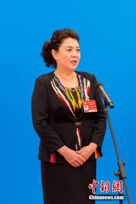 3月10日，全國政協(xié)十三屆四次會議第三場“委員通道”采訪活動在北京人民大會堂新聞發(fā)布廳舉行。圖為全國政協(xié)委員古麗帕麗·阿不都拉通過網(wǎng)絡視頻方式接受媒體采訪。<a target='_blank' ><p  align=