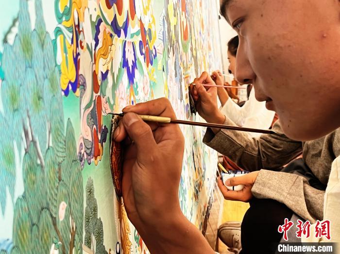圖為畫(huà)師繪畫(huà)唐卡?！●R文莉 供圖