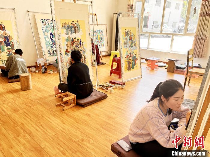 圖為畫(huà)室內(nèi)學(xué)徒練習(xí)繪畫(huà)唐卡?！●R文莉 供圖