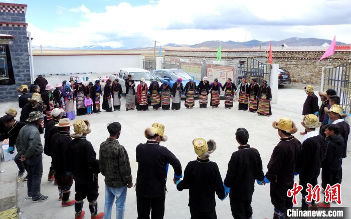 圖為普瑪江塘鄉(xiāng)民眾載歌載舞?！±丝ㄗ涌h網(wǎng)信辦供圖