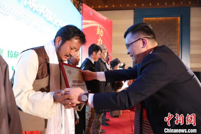 圖為拉薩市銀企對接洽談會現(xiàn)場?！「裆愔?攝