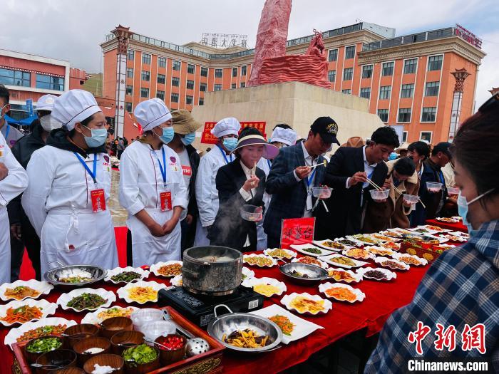 圖為2022年，班戈縣“鄉(xiāng)村振興那曲奮進(jìn)”廚藝大賽現(xiàn)場(chǎng)。資料圖 那曲市“鄉(xiāng)村振興 那曲奮進(jìn)”活動(dòng)辦供圖