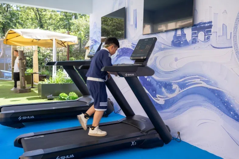 小朋友在智慧體育公園體驗跑步機。巴黎