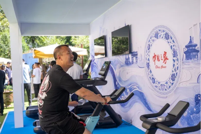 參觀者在智慧體育公園體驗動感單車。巴黎