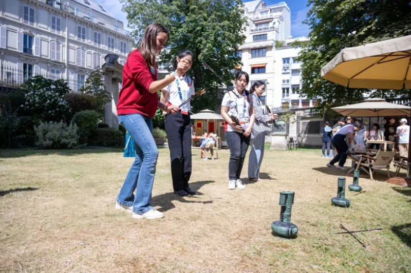 中外友人體驗投壺游戲。巴黎