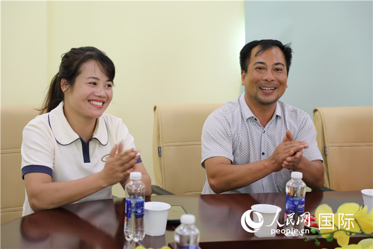 越南沙巴市黃連寄宿制民族小學(xué)老師阮氏秋姮、阮文享。人民網(wǎng)記者簡承淵攝