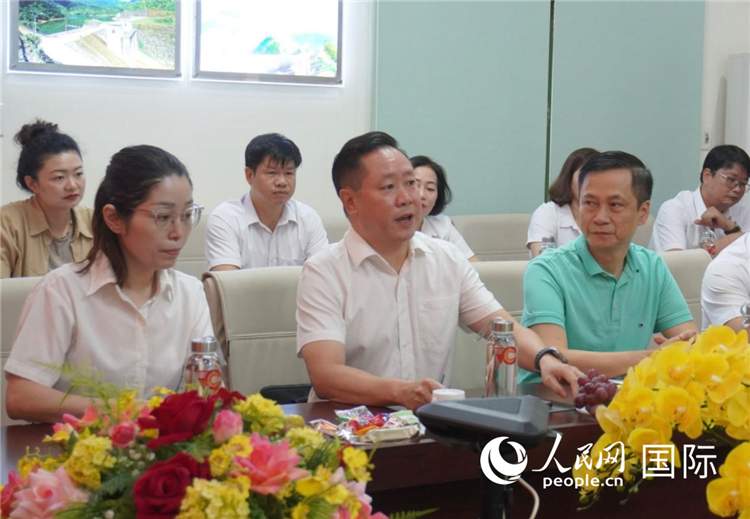 越中電力公司董事長李志雄（前排左二）介紹越南電力情況。葛沙莎攝