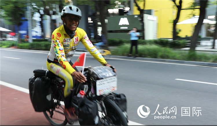 卡里姆·穆斯塔在北京街頭騎行。人民網(wǎng)記者 翟轉(zhuǎn)麗攝