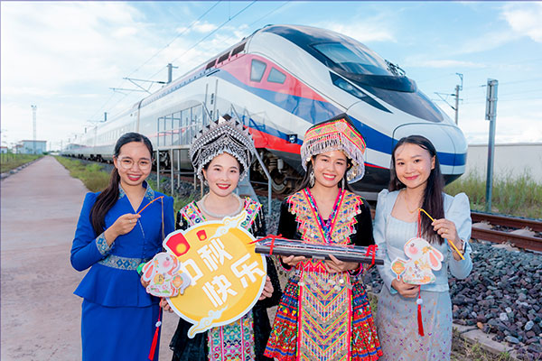 中老鐵路兩國員工一起參加中秋活動。旺·洛拉勒攝