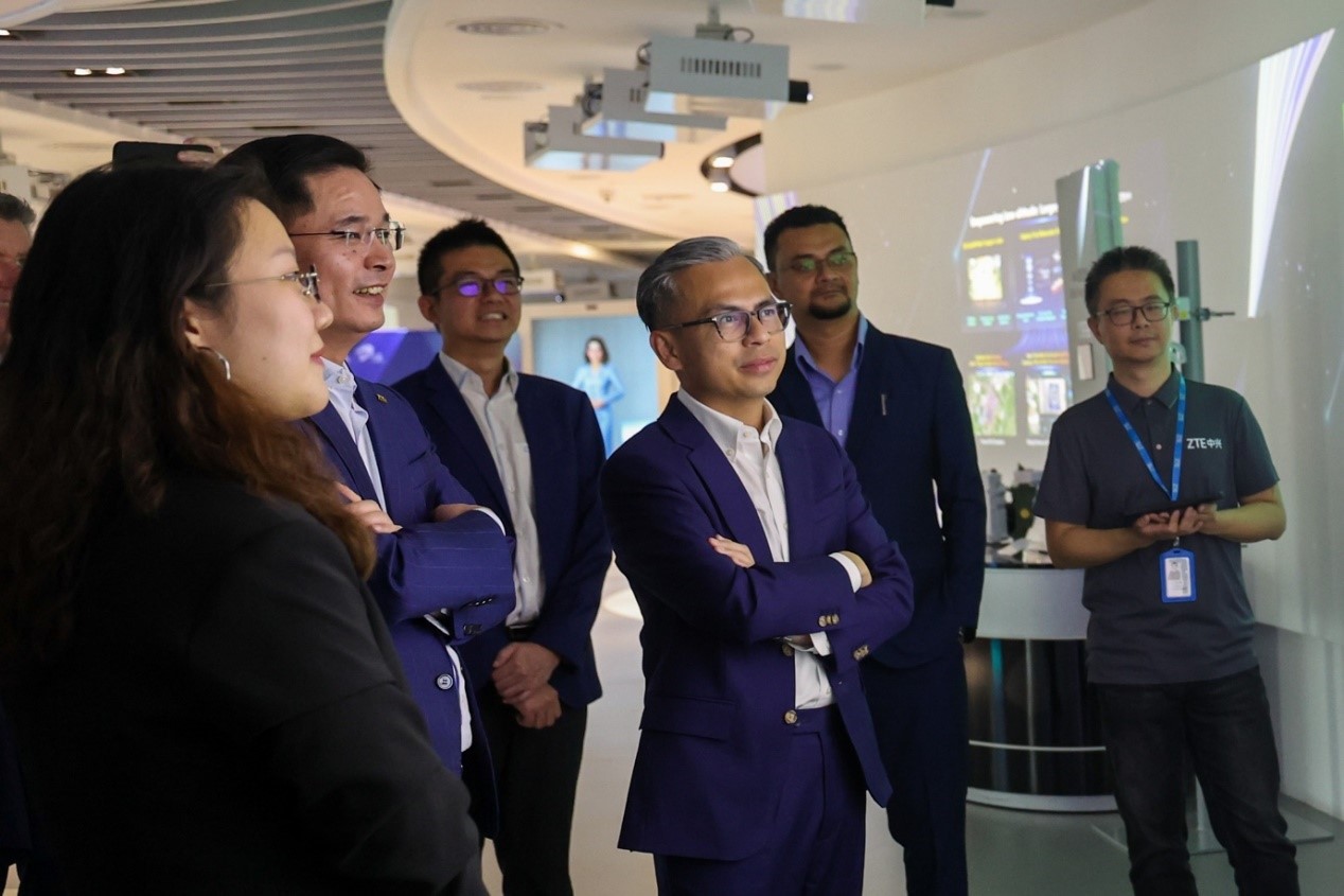 馬來(lái)西亞通訊部長(zhǎng)法米·法茲（右三）在華訪問(wèn)中國(guó)知名通信企業(yè)。（照片由馬來(lái)西亞通訊部提供） (1)