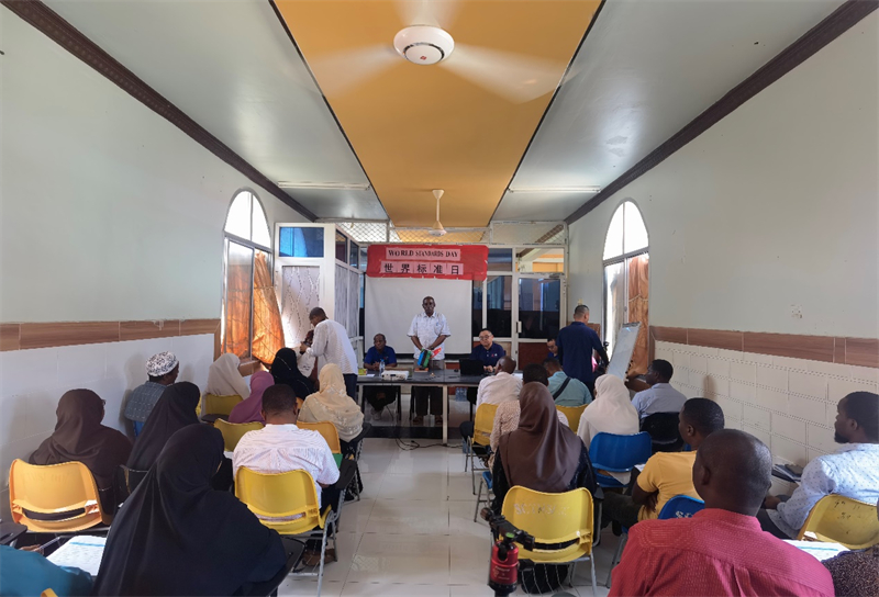 奔巴衛(wèi)生署醫(yī)政處處長馬蘇德致辭。施亮攝（專家組供圖）