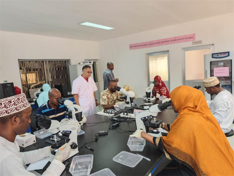 實驗室操作培訓(xùn)現(xiàn)場。徐張懿攝。（專家組供圖）