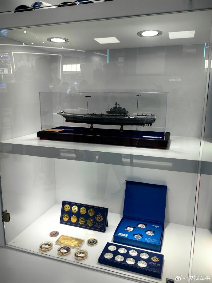 海軍首批艦載機(jī)女飛行員亮相中國(guó)航展