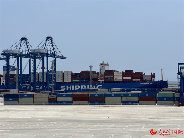 當?shù)貢r間11月15日，秘魯錢凱港碼頭操作區(qū)現(xiàn)場。人民網(wǎng)記者 周雨攝