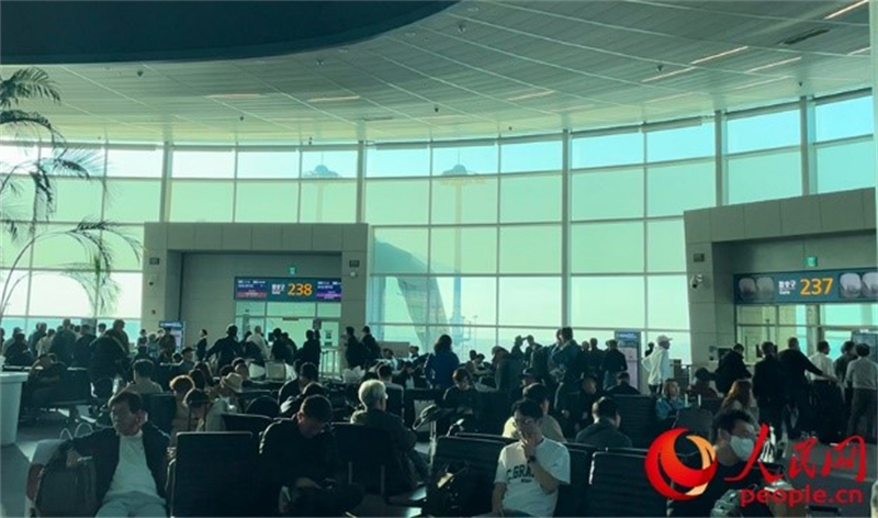 仁川機(jī)場等待登機(jī)的旅客。人民網(wǎng) 李帆攝