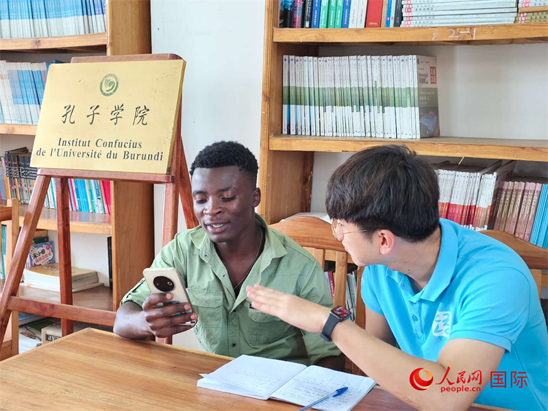 孔院教師在輔導(dǎo)學(xué)生。人民網(wǎng)記者 黃培昭攝