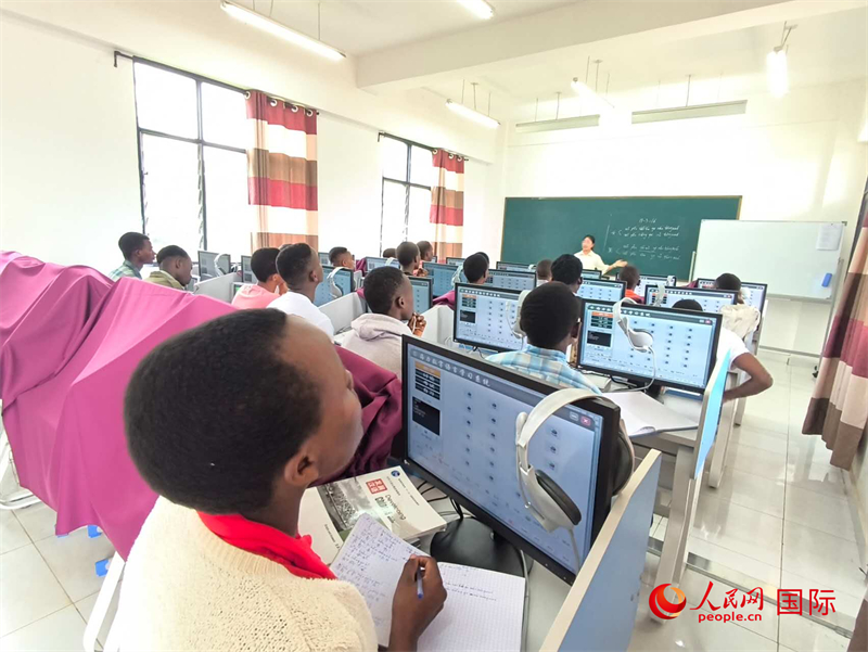 學(xué)生們?cè)谡n堂上認(rèn)真聽(tīng)講。人民網(wǎng)記者 黃培昭攝