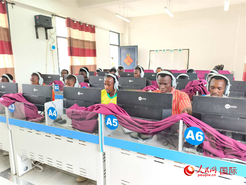 學(xué)生們正在上聽(tīng)力課。人民網(wǎng)記者 黃培昭攝