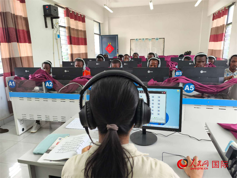 在聽(tīng)力教室內(nèi) 。人民網(wǎng)記者 黃培昭攝