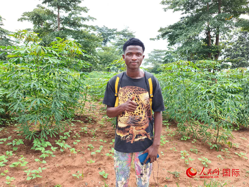 中文系的一位當(dāng)?shù)貙W(xué)生。 人民網(wǎng)記者 黃培昭攝