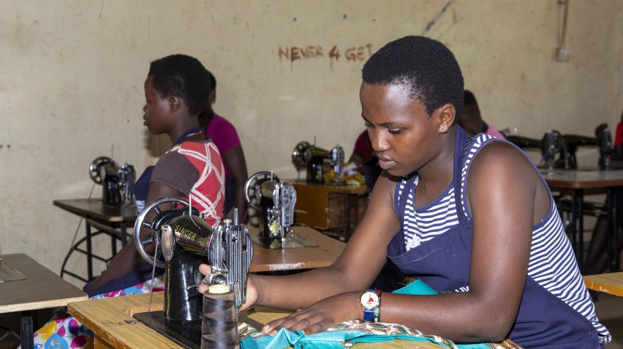 蕾切爾在接受縫紉技能培訓(xùn)。田雨攝