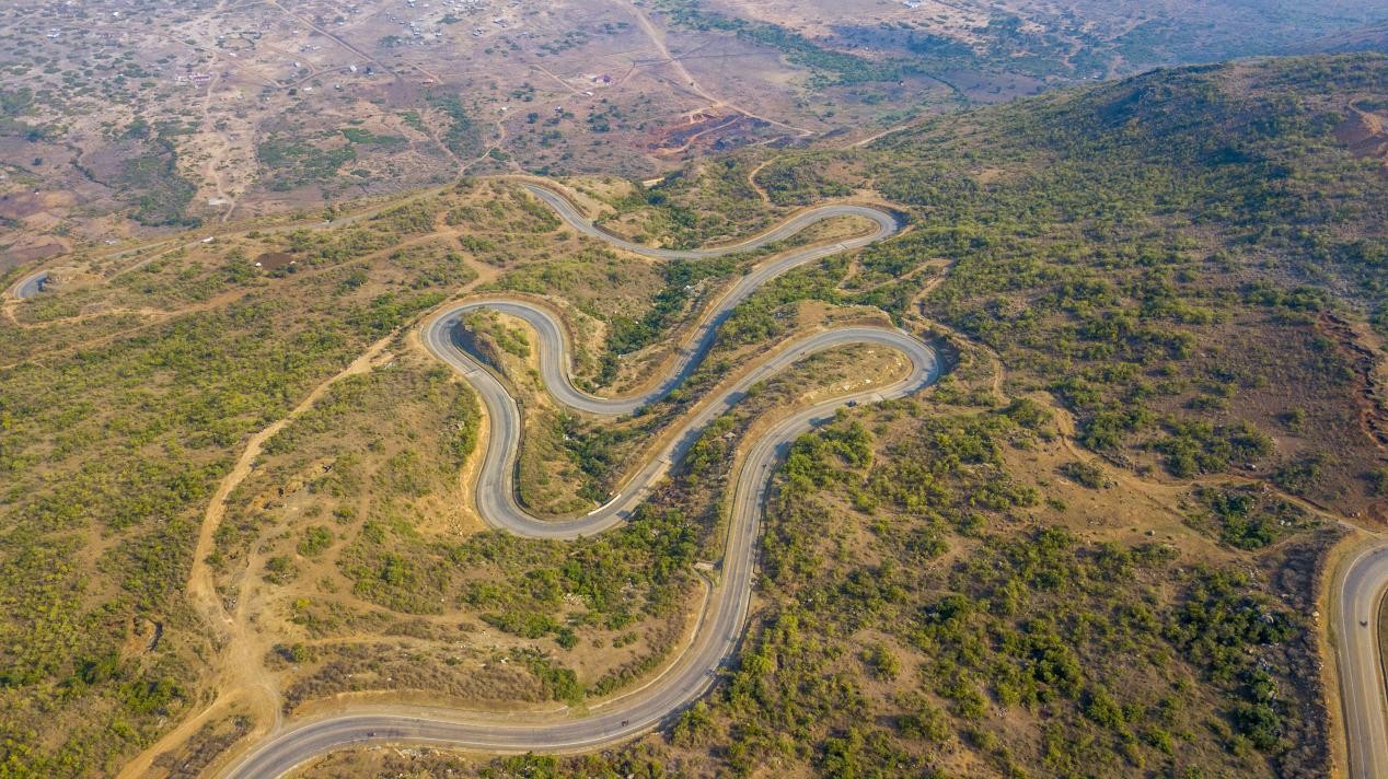 跨崖公路航拍圖。田雨攝