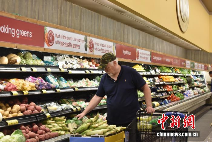 當(dāng)?shù)貢r間7月18日，美國密歇根大學(xué)公布報告顯示，7月美國消費者信心指數(shù)升至61.8，為近5個月以來的最高值。圖為美國民眾在馬里蘭州羅克韋爾一超市購物。 <a target='_blank' href='/' _fcksavedurl='/'><p  align=