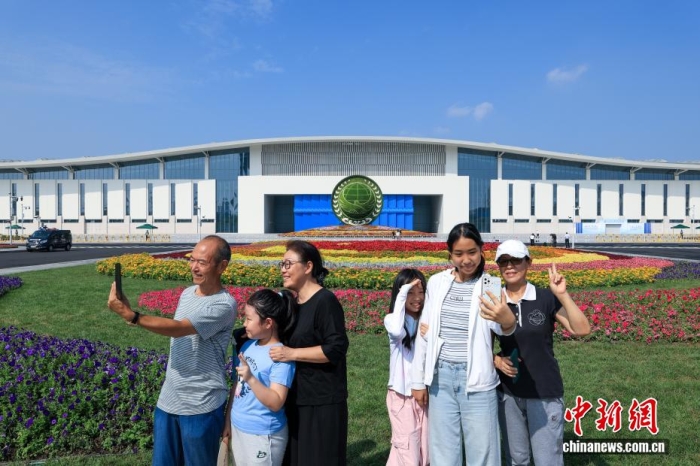 8月31日，天津，市民在2025年上海合作組織峰會(huì)主會(huì)場外自拍。當(dāng)日，2025年上海合作組織峰會(huì)在天津舉行。<a target='_blank' href='/'><p  align=