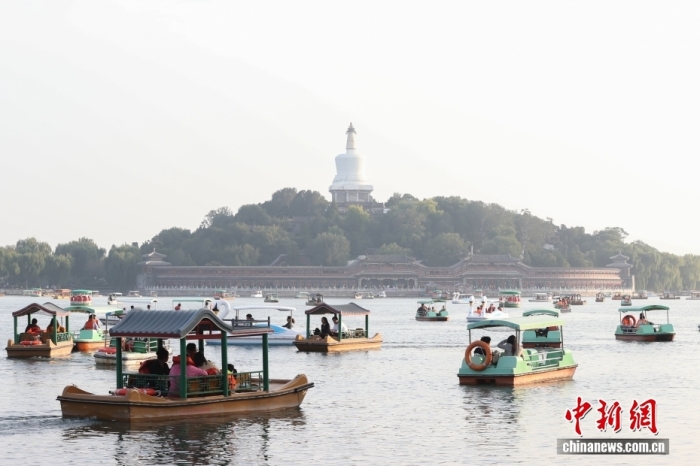 10月7日，國慶節(jié)、中秋節(jié)假期進入尾聲，北京北海公園熱度不減，不少市民游客在公園乘船游玩。<a target='_blank' href='/' _fcksavedurl='/'><p  align=