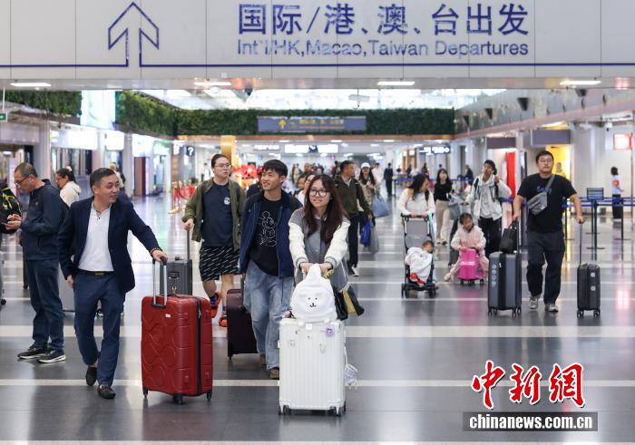 10月8日是國慶中秋假期最后一天，大量旅客在北京首都國際機場出行。 <a target='_blank' href='/' _fcksavedurl='/'><p  align=