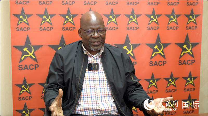 南非共產(chǎn)黨總書(shū)記索利 馬派拉接受人民網(wǎng)記者采訪。人民網(wǎng) 劉暢攝