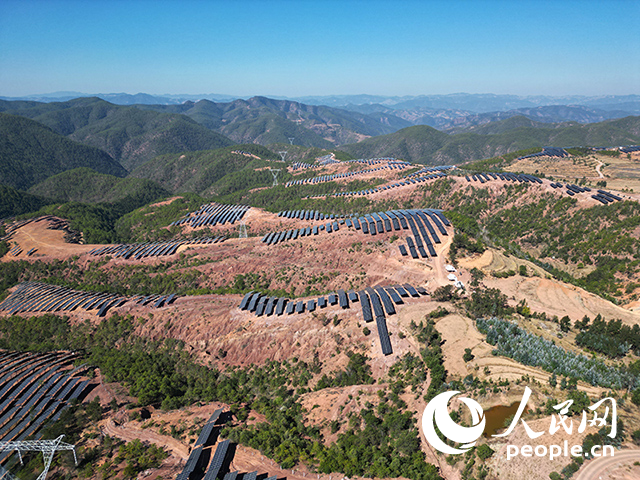 云南南華羅文村的山坡上，一塊塊光伏板連接成片。人民網(wǎng)記者 程浩攝