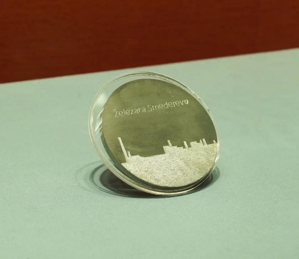 2016年6月，塞爾維亞斯梅戴雷沃鋼廠工人贈送習近平主席的鋼板雕刻工廠剪影紀念牌。胡楊 攝