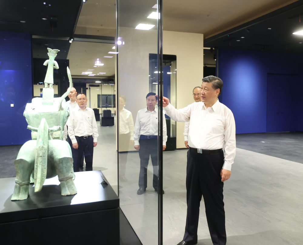 2023年7月26日，習(xí)近平總書記在四川省德陽市考察了三星堆博物館，了解當(dāng)?shù)貧v史文化遺址發(fā)掘研究、文物保護(hù)修復(fù)等情況。