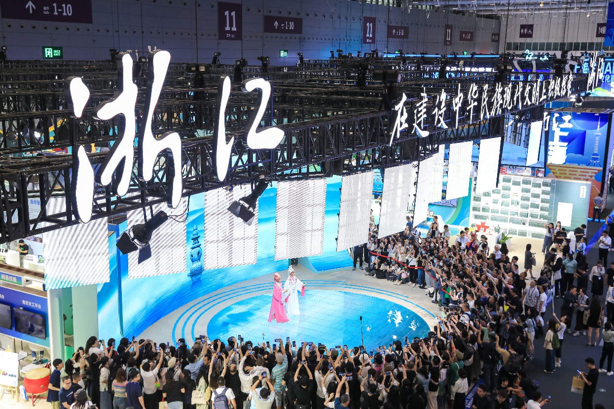 越劇《梁?！穫涫軈⒄褂^眾喜愛。主辦方供圖