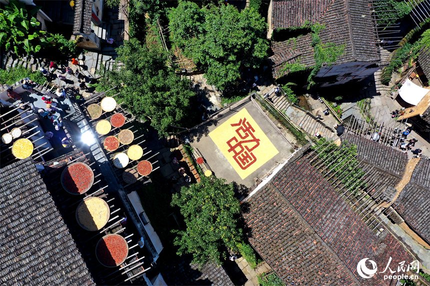篁嶺曬秋大媽用農(nóng)作物曬出“活力中國(guó)”。人民網(wǎng)記者 時(shí)雨攝
