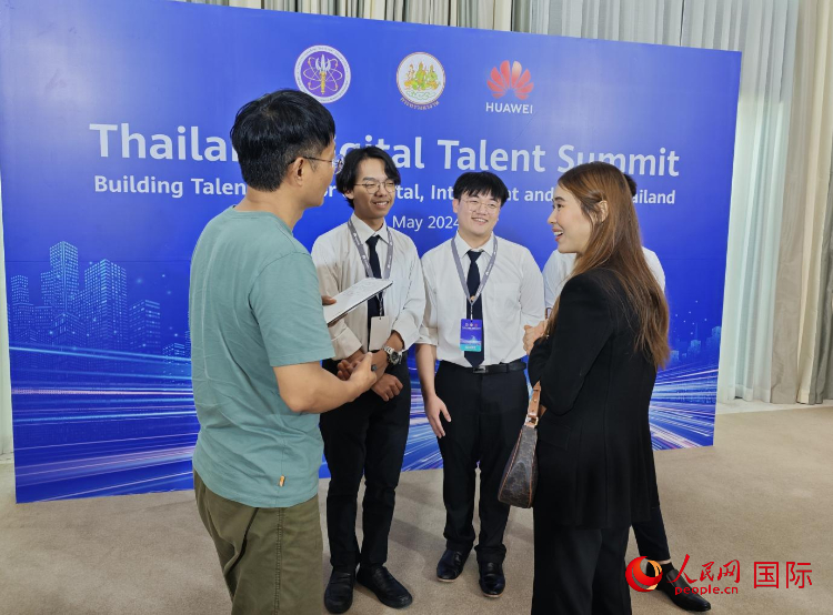 泰國(guó)國(guó)立法政大學(xué)學(xué)生接受本網(wǎng)采訪。李映民攝