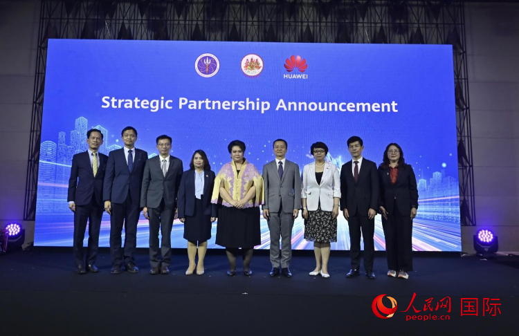 數(shù)字人才峰會(huì)現(xiàn)場(chǎng)。左五為泰國(guó)高等教育、科學(xué)、研究和創(chuàng)新部長(zhǎng)素巴瑪·伊沙拉帕迪，右三中國(guó)駐泰國(guó)大使館教育參贊許蘭，右四為華為泰國(guó)技術(shù)有限公司總經(jīng)理李雄偉。人民網(wǎng)記者 簡(jiǎn)承淵攝