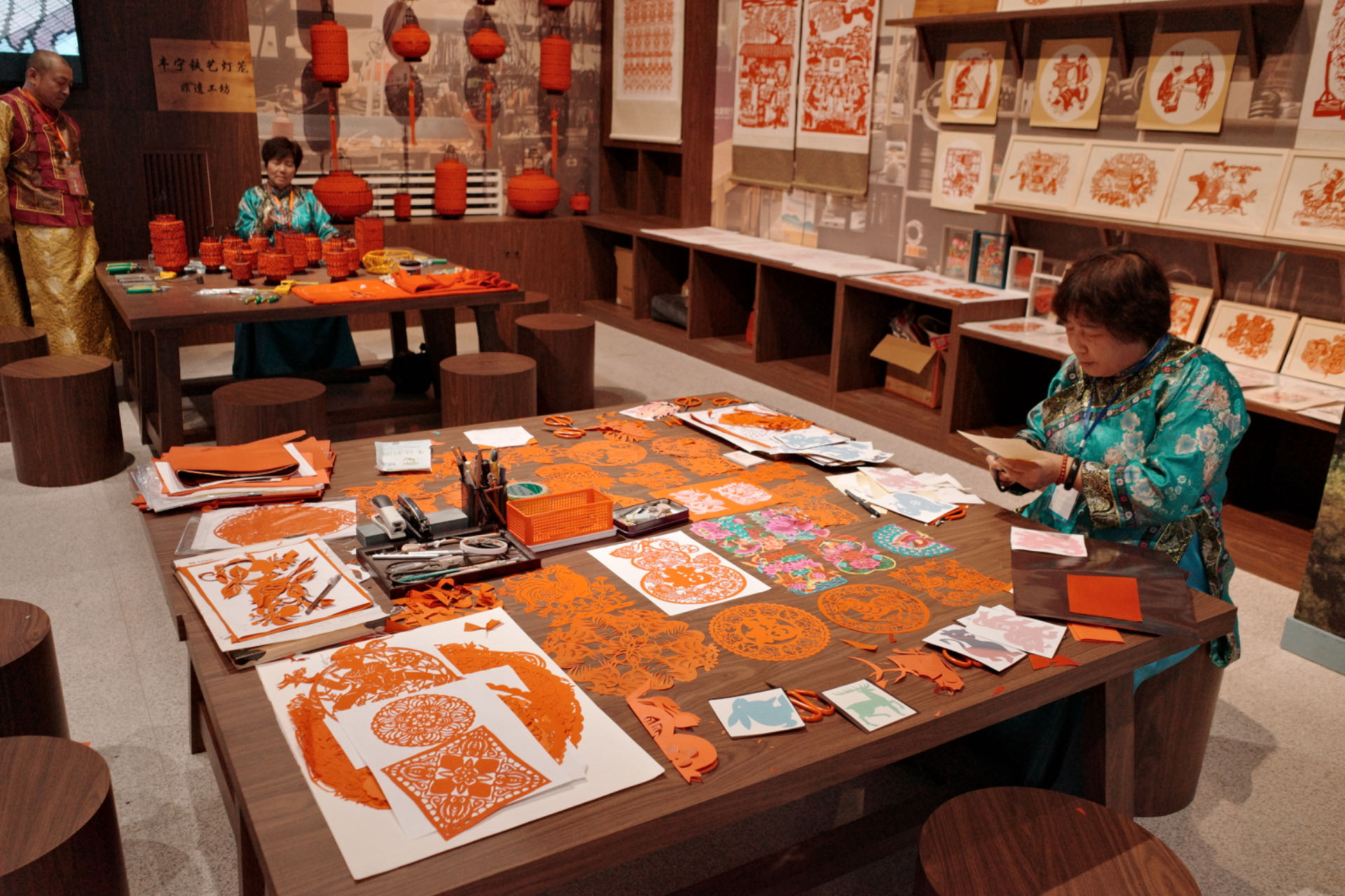 “氣象萬千——中國非遺保護(hù)實(shí)踐主題展”上，非遺傳承人現(xiàn)場展示。人民網(wǎng)記者 劉微攝