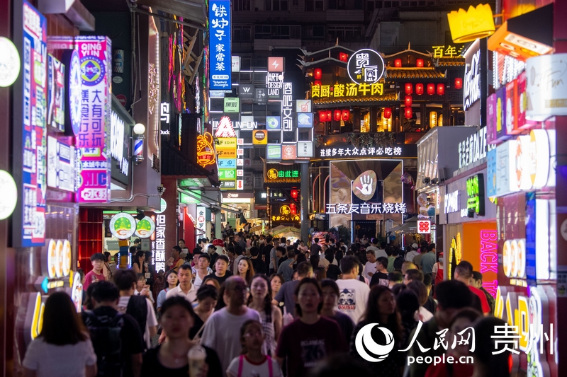 6月21日，貴陽，青云市集內(nèi)游人如織。人民網(wǎng)記者 翁奇羽攝