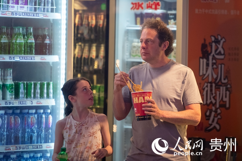 6月21日，貴陽青云市集內(nèi)，游客邊逛邊吃。人民網(wǎng)記者 翁奇羽攝