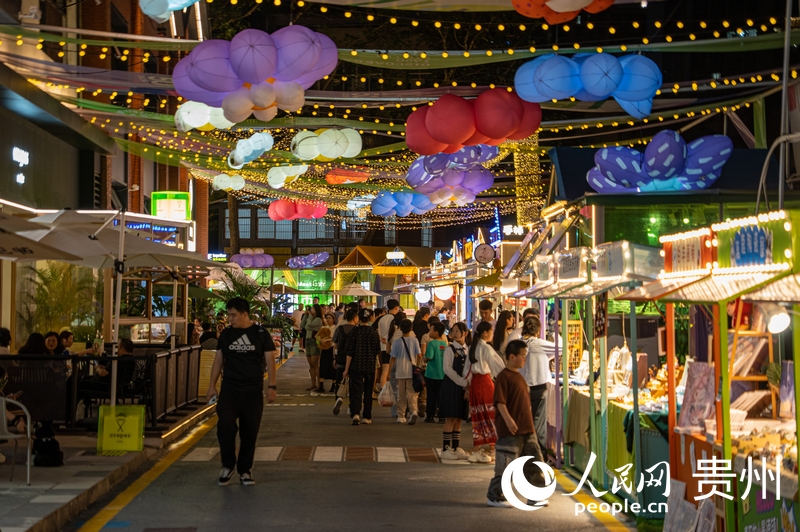 6月21日，貴陽新印廠霓虹閃爍，映照城市夜生活。人民網(wǎng) 陽茜攝