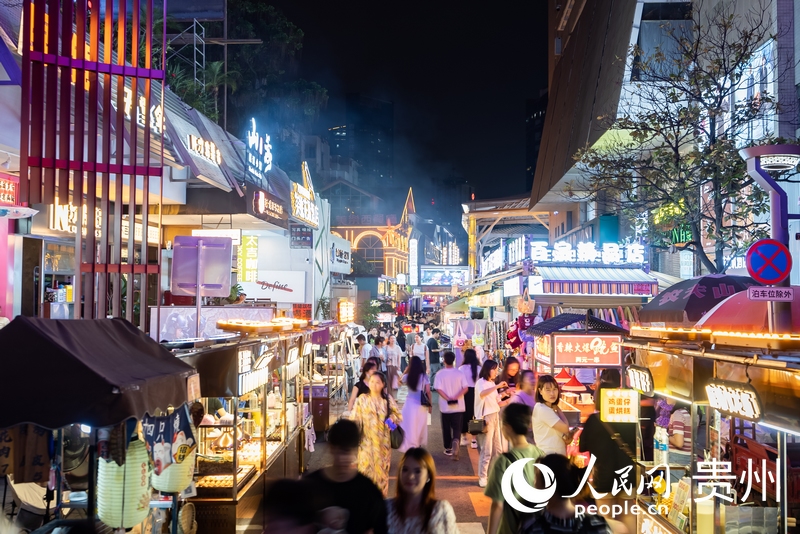 6月21日，夜幕下人頭攢動的貴陽市太平路街區(qū)。人民網(wǎng)記者 涂敏攝