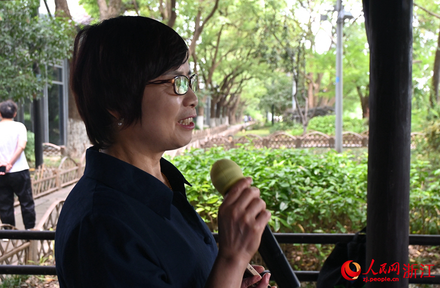 面向運(yùn)河，任國萍放聲歌唱。人民網(wǎng)記者 張麗瑋
