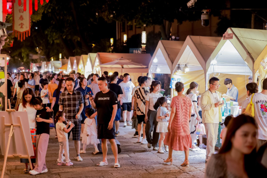 本屆中國大運(yùn)河廟會(huì)吸引不少市民游客前來參觀游玩。拱墅區(qū)委宣傳部供圖